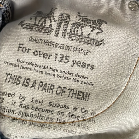 Vintage Levi’s denim shorts! - Picture 3 of 6